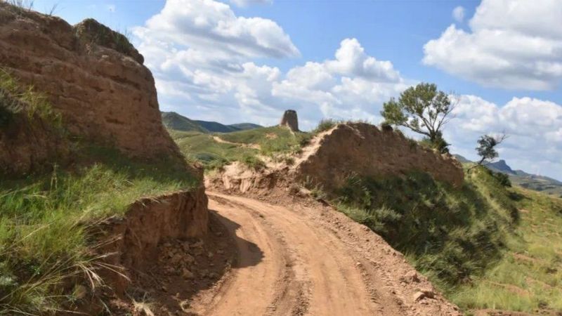 Çin Seddi, kestirme yol açan inşaat işçileri tarafından ciddi hasara maruz bırakıldı