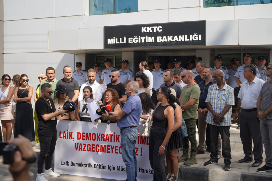 Velilerin üniforma maliyetlerini düşürmek için Bakanlığa sundukları öneri reddedildi