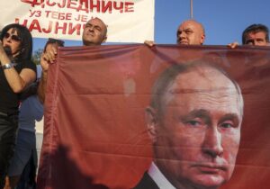 Bosnalı Sırplar ‘birleşme’ protestosunda Rusya bayrağı ve Putin resimli pankartlar açtı