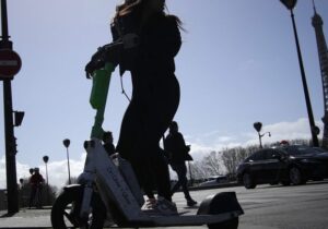 Fransa kiralık scooterları yasaklayan ilk Avrupa başkenti oluyor