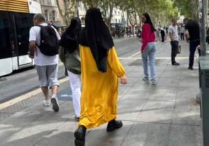 Fransa’da abaya giyen onlarca kız öğrenci, okuldan evlerine gönderildi
