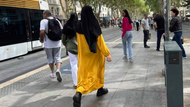 Fransa’da abaya giyen onlarca kız öğrenci, okuldan evlerine gönderildi