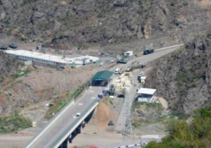 Azerbaycan ve Ermenistan duyurdu: Laçin Koridoru için anlaşmaya varıldı; Dağlık Karabağ’daki yollar açılacak