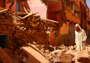 7 ile sarsılan Fas’ta insanlar depremzedeleri enkaz altından çıplak elleriyle çıkarmaya çalışıyor