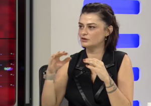 Aslı Murat’tan eğitim sistemi tepkisi: “Çocuklar yarattığınız karanlıkta nefessiz kalıyor”