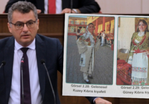 Tufan Hoca kitapları inceliyor