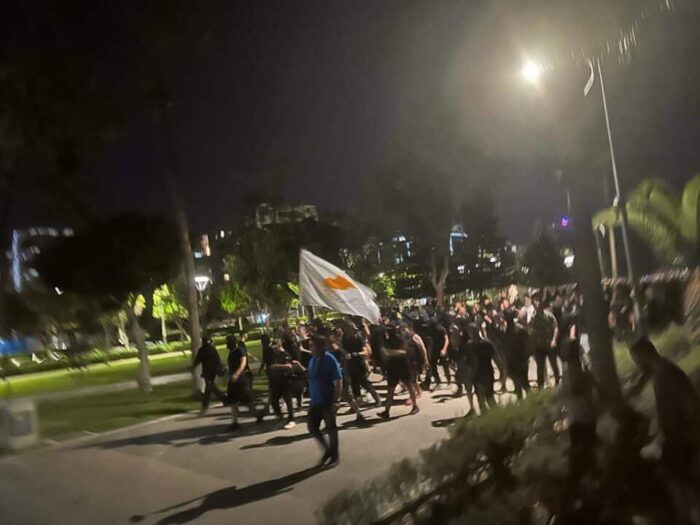 ELAM şiddeti bu kez Limasol’da: Ortalığı yakıp yıktılar, yine göçmenlere saldırdılar