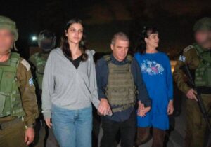 Hamas’ın, Katar’ın girişimiyle serbest bıraktığı ABD’li anne kız İsrail’e ulaştı