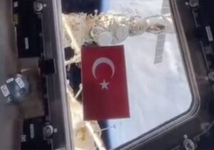Rus kozmonot, uzaya götürdüğü Türk bayrağının görüntüsünü Türkiye Cumhuriyeti’nin 100. yılı için paylaştı