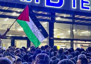 Rusya’nın Dağıstan Cumhuriyeti’nde protestocular, İsrail’den uçak inmesini önlemek için havalimanı pistini bastı