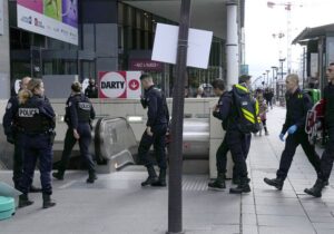 Paris’te ‘tekbir getiren’ peçeli kadın polis tarafından vuruldu