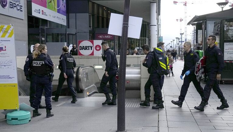 Paris’te ‘tekbir getiren’ peçeli kadın polis tarafından vuruldu