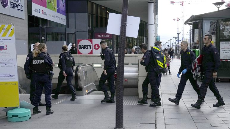 Paris’te ‘tekbir getiren’ peçeli kadın polis tarafından vuruldu