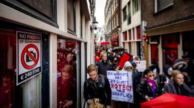 Amsterdam’da seks işçileri ‘yeni erotik merkez’ planını protesto etti
