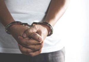 Sanıkların mahkemeye kelepçe ile çıkarılmasına son verilecek