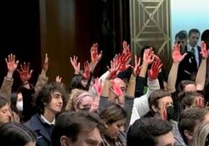 ABD Dışişleri Bakanı Blinken’a Senato’da ‘kanlı el’ protestosu