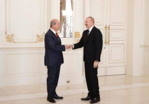 Tatar ile Aliyev görüştü, görüşmede bayraklar yer almadı