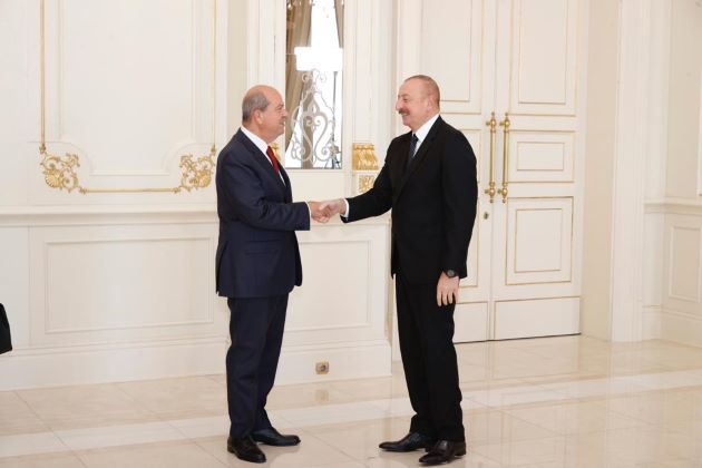 Tatar ile Aliyev görüştü, görüşmede bayraklar yer almadı