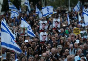 Radikal sağcı vekillerle rehine aileleri İsrail Parlamentosu’nda birbirine girdi