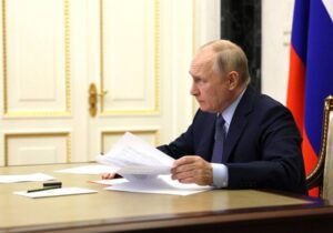 Putin, Rusya’nın nükleer deneme yasağı antlaşmasına verdiği onayı geri çeken imzayı attı