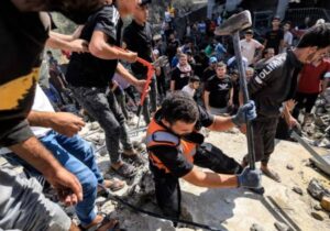 AP: Bir kısım rehinenin serbest bırakılması karşılığında Gazze’de üç günlük insani ateşkes sağlanması için müzakereler yürütülüyor