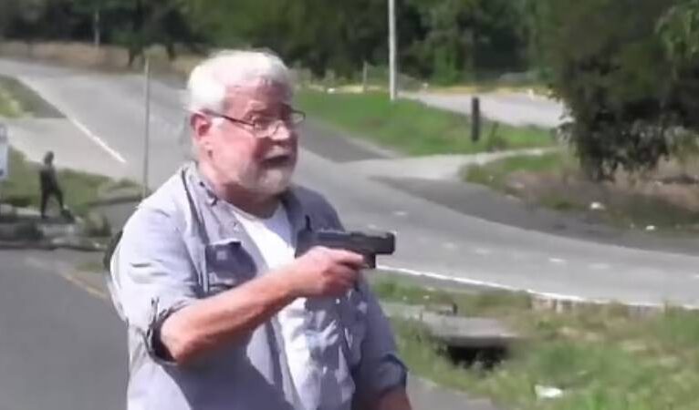 Panama’da 77 yaşındaki avukat, yol kapatma eylemi yapan iklim aktivistlerini vurarak öldürdü
