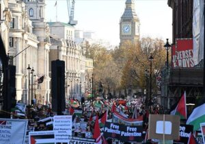 Londra’da on binlerce kişi Filistin’i desteklemek için 7. kez sokaklara çıktı