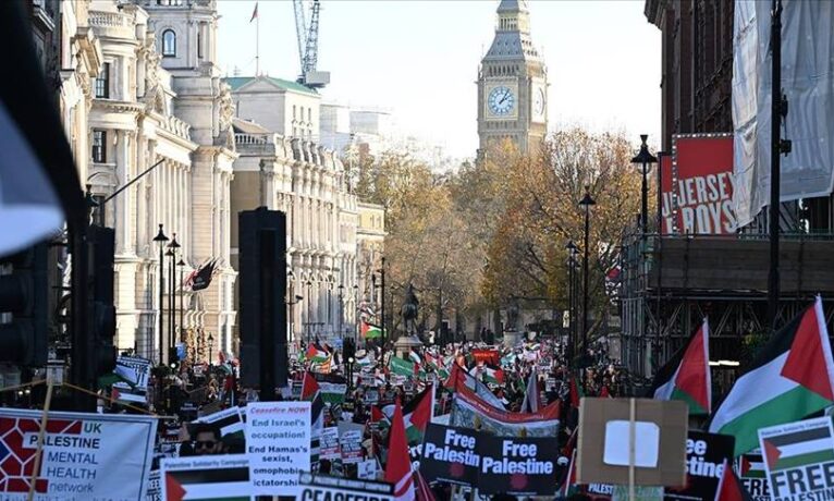 Londra’da on binlerce kişi Filistin’i desteklemek için 7. kez sokaklara çıktı