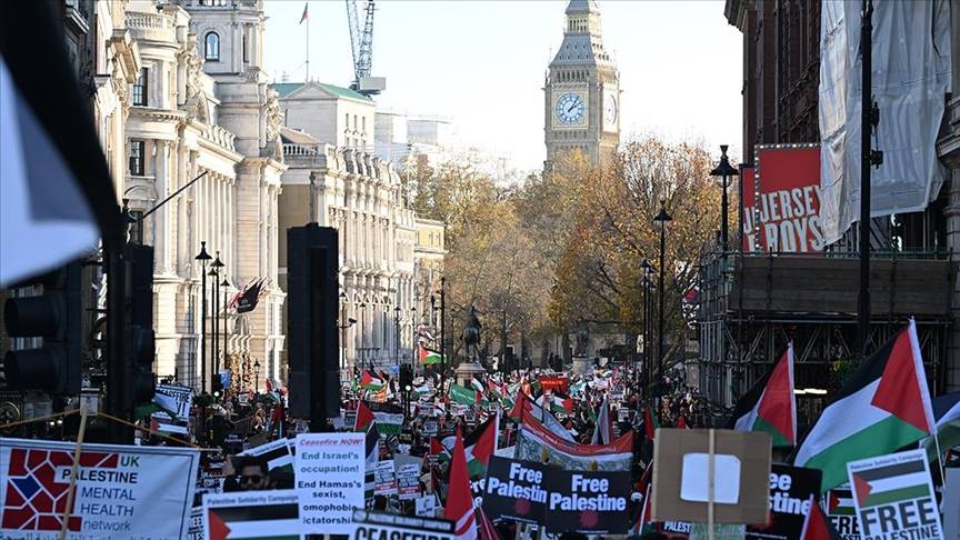 Londra’da on binlerce kişi Filistin’i desteklemek için 7. kez sokaklara çıktı