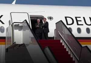 Almanya Cumhurbaşkanı Steinmeier, Katar’da 30 dakika boyunca uçak kapısında bekletildi; kimse karşılamaya gelmedi