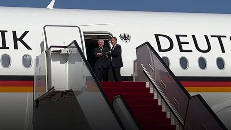 Almanya Cumhurbaşkanı Steinmeier, Katar’da 30 dakika boyunca uçak kapısında bekletildi; kimse karşılamaya gelmedi