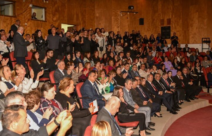 Öğretmenler, 24 Kasım töreninde Tatar ve Çavuşoğlu’nu protesto etti