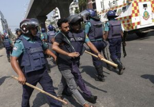 Bangladeş’te bir haftada yaklaşık 8 bin muhalif gözaltına alındı