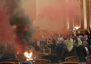 Arnavutluk: Muhalif milletvekilleri bütçe görüşmelerinde yangın çıkardı