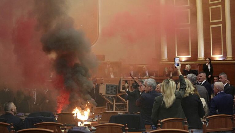 Arnavutluk: Muhalif milletvekilleri bütçe görüşmelerinde yangın çıkardı