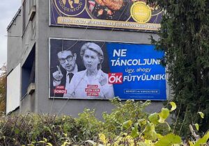 AP seçimleri öncesi AB Komisyonu Başkanı karşıtı afişler