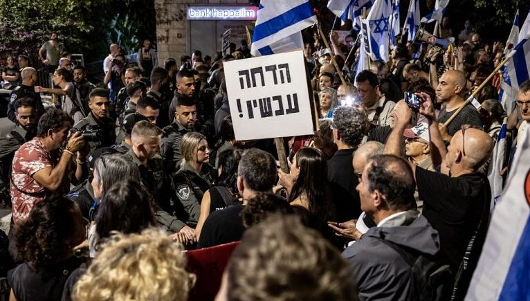 Netanyahu’nun konutunun önünde toplanan İsrailliler başbakanı protesto etti