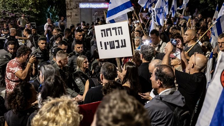 Netanyahu’nun konutunun önünde toplanan İsrailliler başbakanı protesto etti