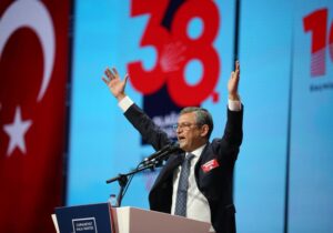 CHP’nin yeni lideri Özgür Özel oldu