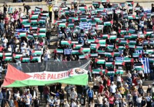 Atina’daki maraton koşusunda Filistin bayrakları açıldı