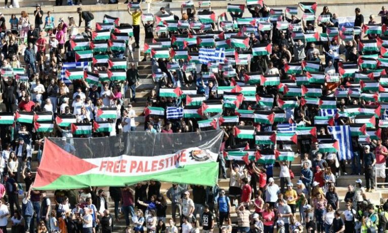 Atina’daki maraton koşusunda Filistin bayrakları açıldı