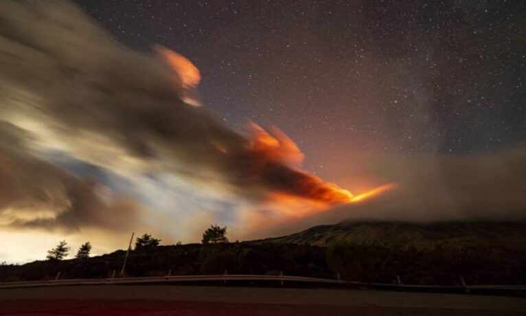Etna Yanardağı yeniden faaliyete geçti: Küller 4 bin 500 metre yüksekliğe ulaştı