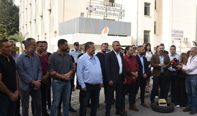 Sendikalar elektrik zammını lastik ve hesap makinesi ile protesto etti