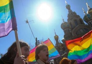 Rusya’nın “radikal organizasyon” kararının ardından ülkeden ayrılmaya çalışan LGBTİ sayısı altı katına çıktı