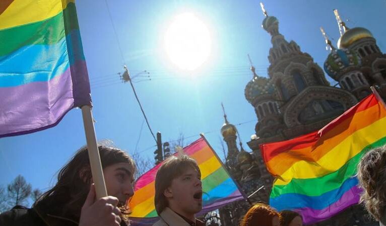 Rusya’nın “radikal organizasyon” kararının ardından ülkeden ayrılmaya çalışan LGBTİ sayısı altı katına çıktı