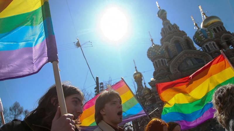 Rusya’nın “radikal organizasyon” kararının ardından ülkeden ayrılmaya çalışan LGBTİ sayısı altı katına çıktı