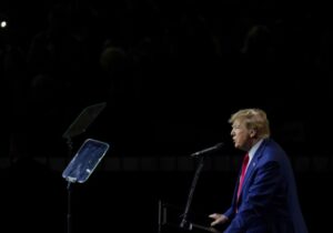 Trump, ‘ülkemizin kanını emiyorlar’ diyerek göçmenleri sınır dışı edeceği sözünü verdi