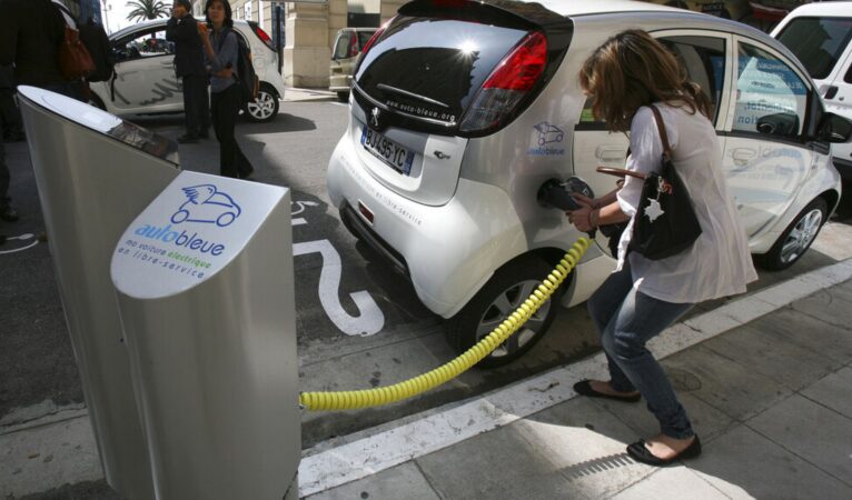 Fransa’da dar gelirli aileler için aylık 100 euroya elektrikli araç kampanyası başlıyor