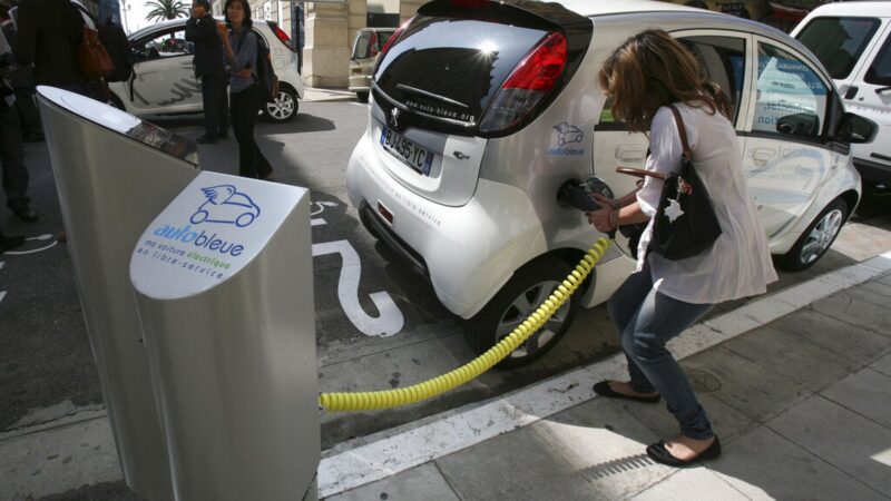 Fransa’da dar gelirli aileler için aylık 100 euroya elektrikli araç kampanyası başlıyor