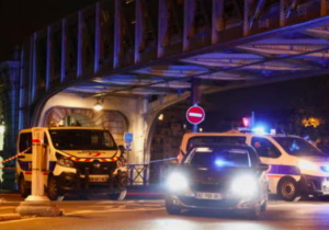 Paris’in göbeğinde turistlere saldırı: Bir kişiyi bıçaklayıp öldürdü, polis kovalarken tekbir getirip iki kişiye çekiçle saldırdı